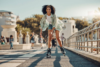 锻炼城市黑色的女人辊滑冰健身健康健康在户外体育实践培训肖像快乐女溜冰者街有趣的享受锻炼