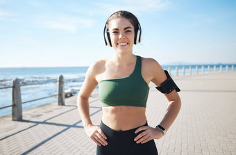音乐健身肖像女人海滩运行锻炼有氧运动蓝色的天空背景广播播客锻炼运行女孩海洋培训快乐放松音频动机