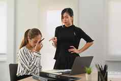 愤怒的亚洲女经理责骂沮丧实习生情感压力压力工作概念