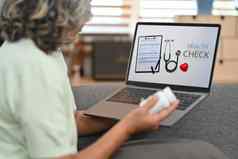 成熟的女病人检查检查健康在线移动PC健康保险健康护理服务概念