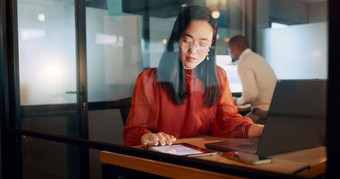 移动PC晚上办公室亚洲女人打字电子邮件销售建议完成项目的最后期限电脑科技快乐女员工工作晚些时候黑暗工作场所研究写作报告