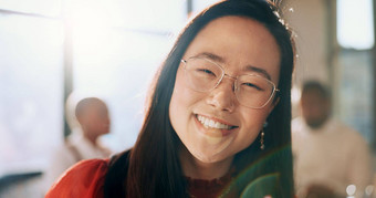 脸肖像女人会议快乐微笑动机增长心态广告机构启动亚洲有创意的员工任务目标愿景市场营销工作成功