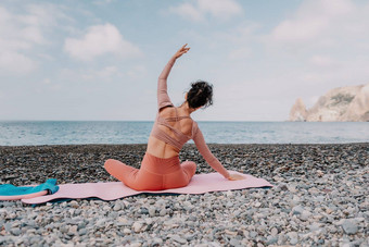 女人海普拉提运动快乐中间岁的女人练习健身海滩海微笑活跃的女培训环瑜伽席享受健康的生活方式和谐冥想