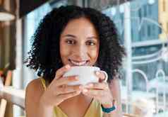 快乐黑色的女人肖像放松咖啡商店餐厅小酒馆午餐拿铁微笑脸咖啡馆年轻的女享受杯茶喝卡布奇诺咖啡打破幸福