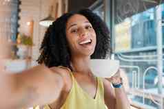 快乐黑色的女人肖像自拍咖啡商店餐厅小酒馆午餐拿铁容易生活方式脸咖啡馆女孩微笑杯茶喝卡布奇诺咖啡照片幸福