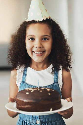 快乐女孩生日蛋糕肖像孩子首页惊喜庆祝活动亚特兰大房子年轻的非洲孩子微笑自制的巧克力甜点他卷曲的头发兴奋