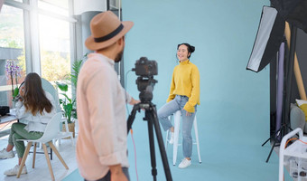 摄影师拍摄女人模型工作室专业照片摆姿势墙背景摄影杂志男人。采取图片亚洲女孩模型有创意的当代