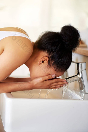 健康的皮肤开始健康的习惯年轻的女人洗脸浴室水槽
