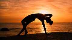 平衡瑜伽轮廓女人海滩日出锻炼培训普拉提锻炼健身冥想影子女孩海洋体育健康伸展运动早....