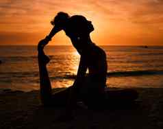 普拉提瑜伽轮廓女人海滩日出锻炼培训健身锻炼动机冥想影子女孩平衡海洋体育健康伸展运动