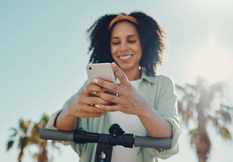 电话踏板车黑色的女人技术城市社会媒体发短信互联网浏览旅行沟通手女电机动脚踏两用车智能手机网络