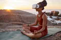 女人元宇宙耳机瑜伽冥想海滩海洋波海水精神健康支持Zen应用程序和平莲花放松健康人虚拟现实脉轮软件