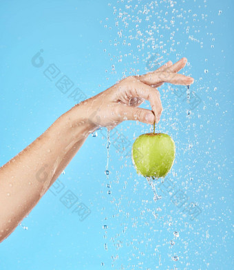水飞溅手苹果工作室健康<strong>营养</strong>健康自然饮食健康的吃人持有<strong>水果</strong>水飞溅下降流孤立的蓝色的背景