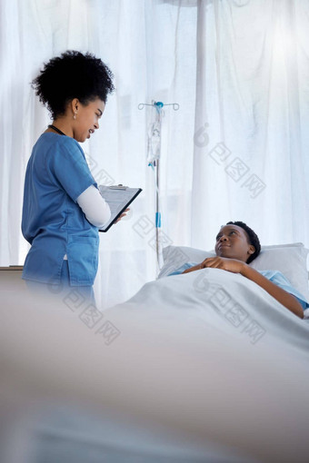 咨询黑色的女人医院床上护士剪贴板症状问题结果健康健康生病的病人咨询医疗工人检查表复苏