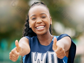 拇指黑色的女人初中的成功赢家夏天体育动机户外巴西肖像快乐年轻的运动员庆祝兴奋目标成就支持协议表情符号