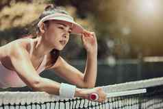 女人网球球员累了网球运动员培训的决心健身锻炼户外网球法院夏天锻炼竞争游戏女孩休息网渴了年轻的成人
