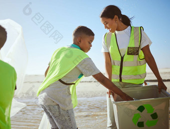 回收海洋女人孩子们集团清洁志愿服务地球一天支持社区家庭妈妈。回收盒子污染气候改变生态