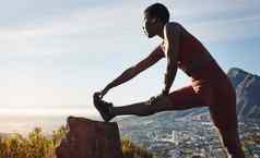 黑色的女人伸展运动户外锻炼锻炼培训健康健康健身非洲美国女运动员跑步者山动机运行有氧运动放松