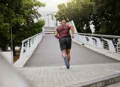 健身锻炼黑色的男人。运行桥城市街路健康有氧运动培训锻炼体育回来视图跑步者纽约健康目标马拉松比赛事件