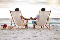 后视镜非洲美国夫妇支出一天海内容的男朋友女朋友持有手坐着海滩有爱心的丈夫妻子成键海滨