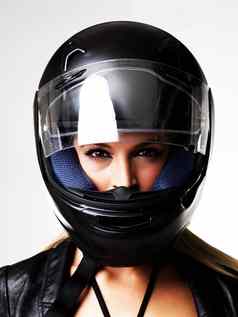 准备好了骑特写镜头可爱的金发女郎摩托车头盔