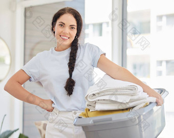 女人洗衣篮子首页肖像休息室房间清洁服务家务微笑快乐更清洁的衣服清洁织物卫生护理工作房子公寓生活房间