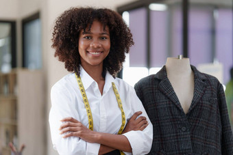 肖像年轻的非洲美国女人时尚设计师时尚的工作时尚工作室