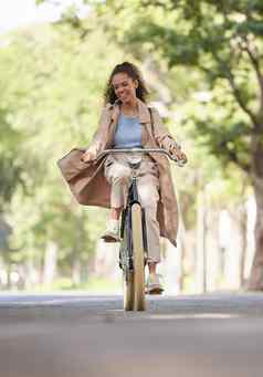 旅行自行车黑色的女人微笑运输健身骑自行车上下班自然非洲美国女自行车快乐夫人户外冒险骑周末打破有趣的