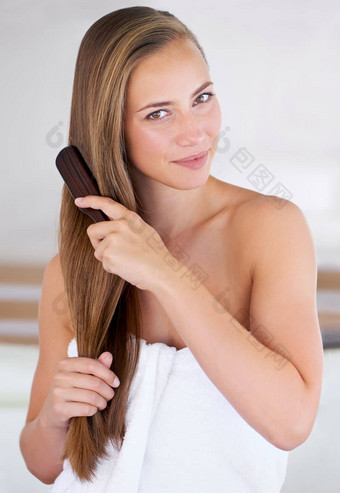 头发收获奖励华丽的浅黑肤色的女人女人<strong>刷牙健康</strong>的长头发