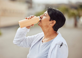 健身跑步者女人喝水体育目标休息放松打破健康的累了渴了上了年纪的人饮料自然液体有氧运动锻炼培训身体锻炼