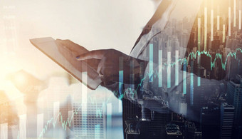 平板电脑覆盖手交易股票市场打字数据分析策略金融投资增长图表全息图交易员工作在线全球数字外汇网站