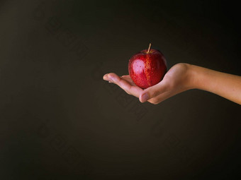 魅力<strong>朱红</strong>色苹果裁剪工作室拍摄女人持有红色的苹果黑暗背景