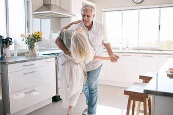 高级夫妇跳舞厨房幸福爱护理支持早....房子上了年纪的男人。女人跳舞微笑手支持退休首页信任