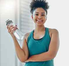 水瓶黑色的女人肖像运动员健身房锻炼体育运动水合作用喝健康的年轻的人健康健康中心瓶培训锻炼