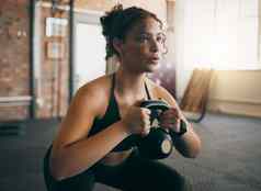 锻炼壶铃女人健身房呼吸锻炼锻炼重量培训身体健康强大的体育女运动员权重权力肌肉健康的生活方式