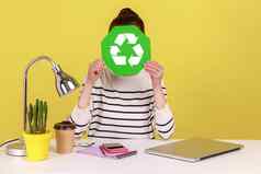 未知的女隐藏脸绿色回收标志垃圾排序环境保护