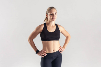 自信运动女人站相机手臀部摆姿势锻炼