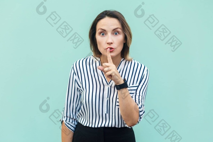 秘密中间岁的女人站手指口显示嘘手势图片-包图网企业站