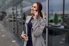 业务女人会说话的移动电话移动PC手入口办公室中心业务保险概念