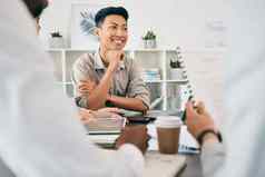 亚洲老板业务人文档谈判合同微笑协议桌子上企业领袖男人。集团办公室文书工作交易幸福建议东京