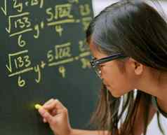 妍孩子天才女孩写作数学方程黑板上