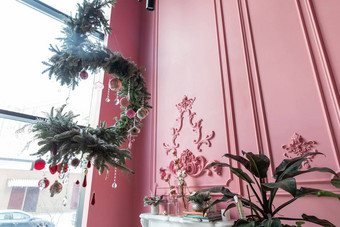 时尚的粉红色的室内大全景窗口一年的挂作文前景