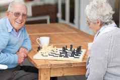 王女王上了年纪的夫妇玩国际象棋