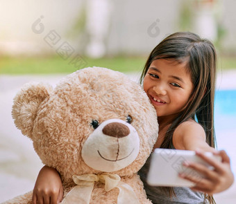 好友熊女孩采取自拍泰迪熊