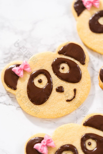 熊猫形状的酥饼饼干巧克力糖衣