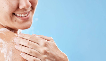 护肤品淋浴肥皂肩膀女人模型美奢侈品水疗中心健康卫生清洁女孩模型泡沫护理梳理例程蓝色的背景