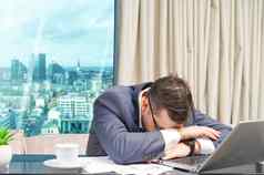 累了男人。工作首页办公室疲惫强调过度劳累男人。不成功的金融投资