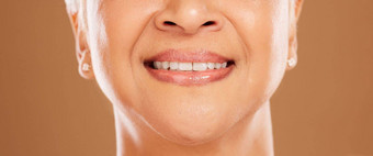 牙齿牙科高级女人工作室孤立的棕色（的）背景口服护理健康特写镜头微笑上了年纪的女模型自然贴面板美健康的牙卫生