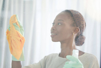 清洁窗口黑色的女人喷雾布灰尘细菌管家服务消毒卫生更清洁的女孩玻璃表面首页洗细菌清洁