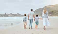 快乐高加索人父母孩子们回来持有手走海滩海岸放松有趣的家庭夏天假期爱的妈妈爸爸享受悠闲的漫步